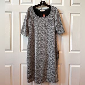 BLACK AND WHITE PULL OVER DRESS WITH 3/4 LENGTH SLEEVES SIZE 18/20 NWT